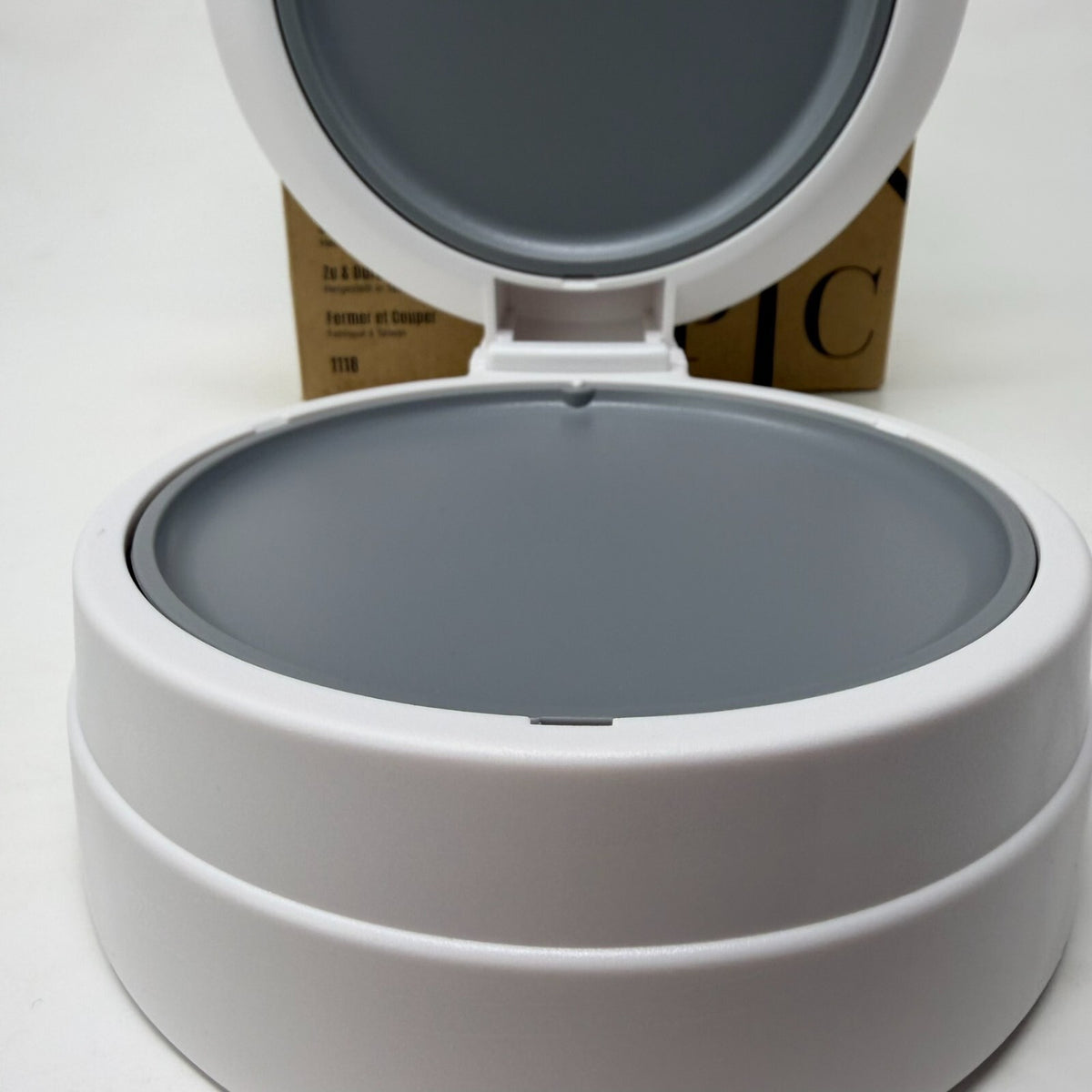 New in Box Pampered Chef Close & Cut #1118 Multipurpose Food Holder and Slicer