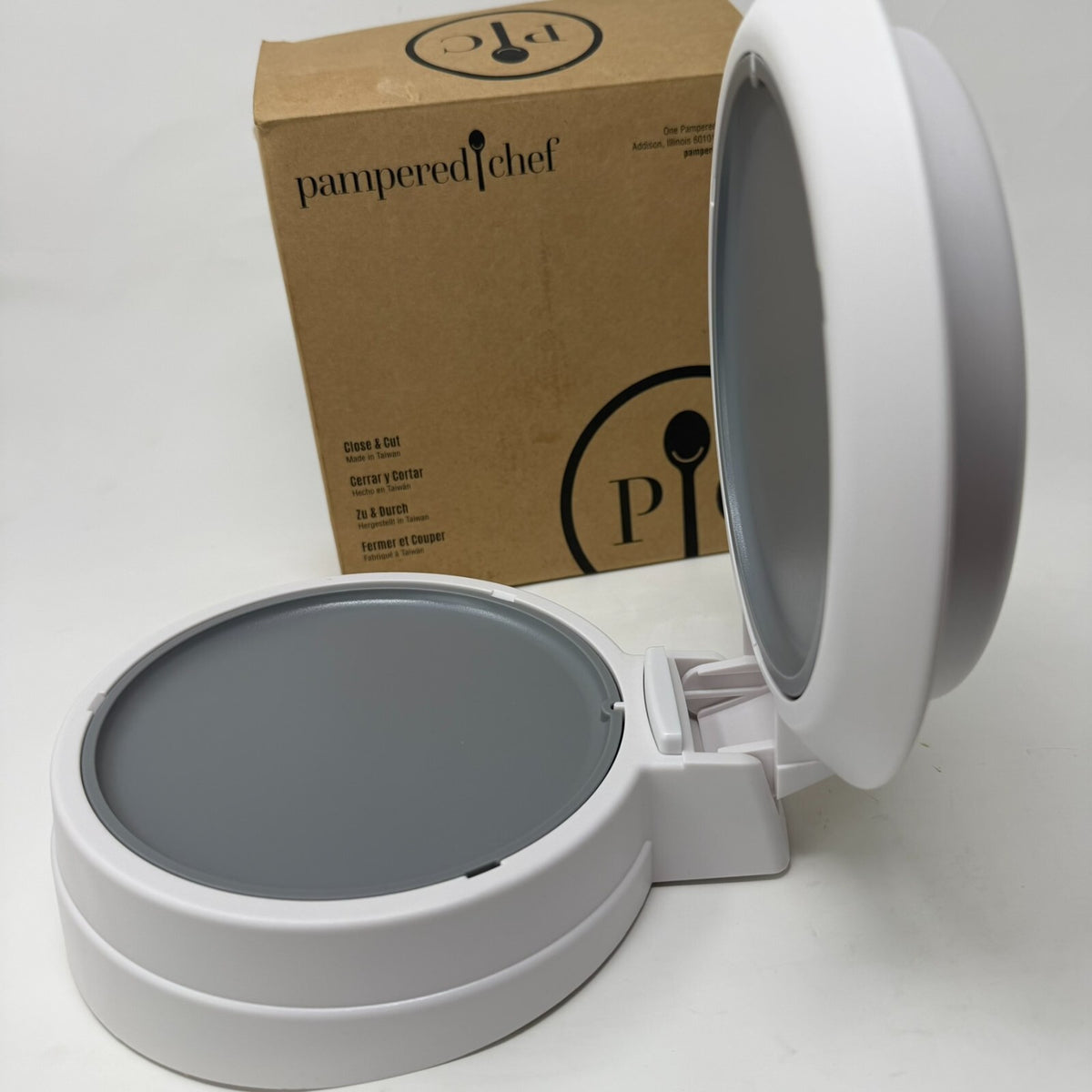 New in Box Pampered Chef Close & Cut #1118 Multipurpose Food Holder and Slicer