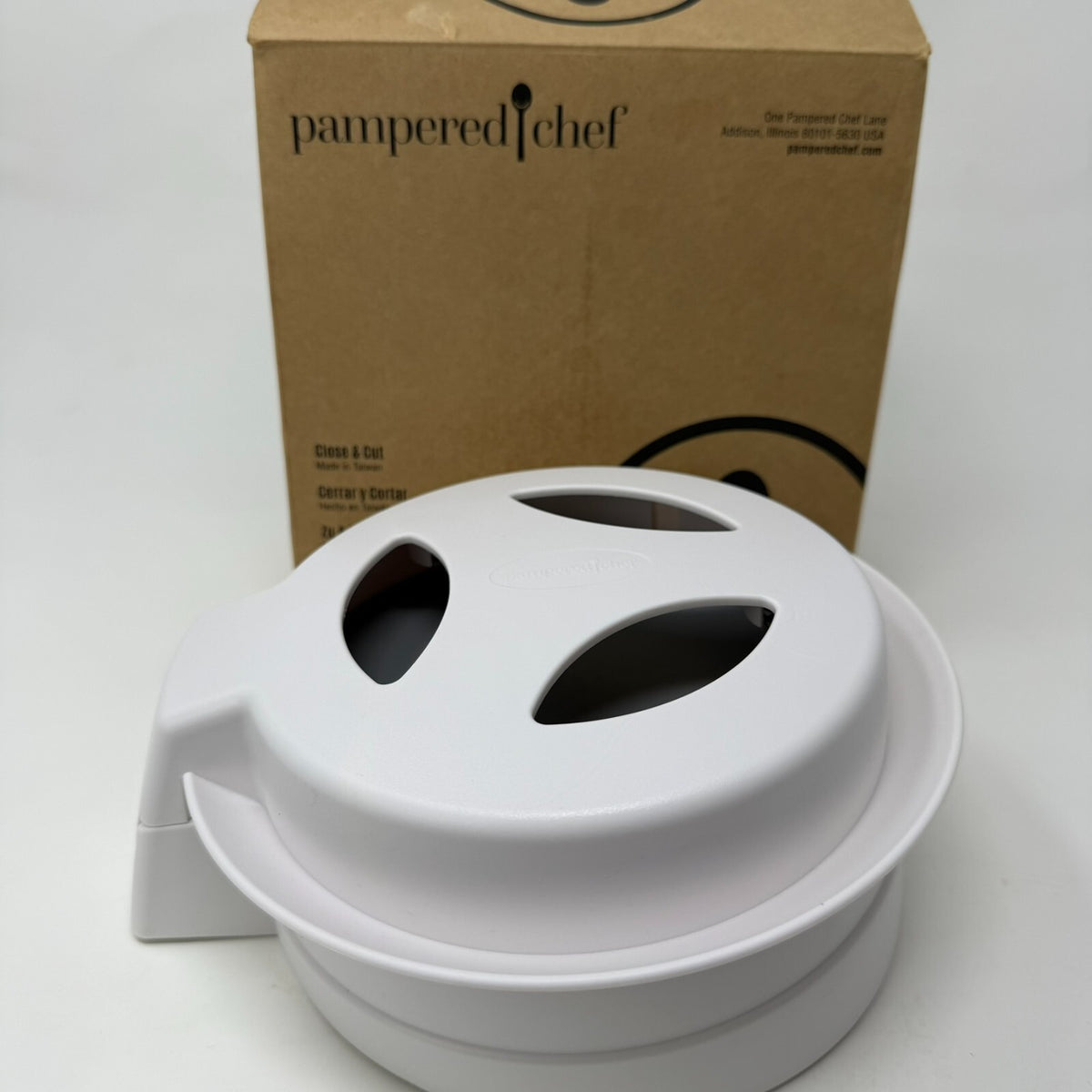 New in Box Pampered Chef Close & Cut #1118 Multipurpose Food Holder and Slicer